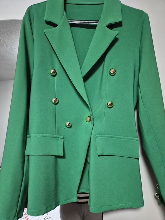 Дамско зелено сако!