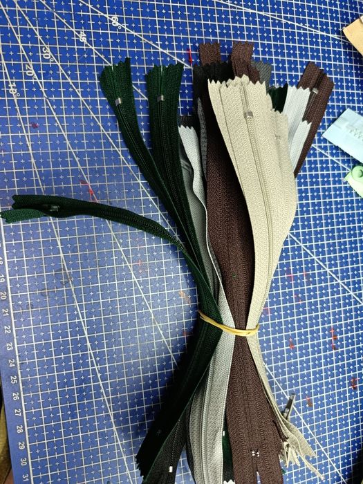 Ципове, ластици, и парчета естествена кожа