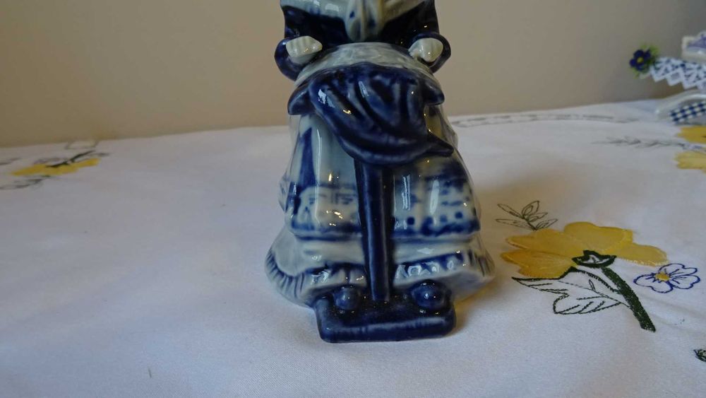 Декоративна висяща етажерка с миниатюрен сервиз  в делфтски стил.