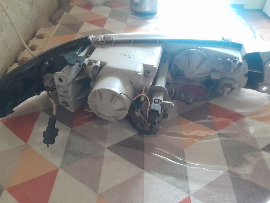 Фара передняя на Мазда Кронос.