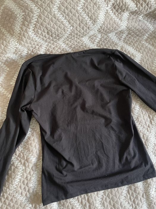 черный базовый лонгслив с вырезом