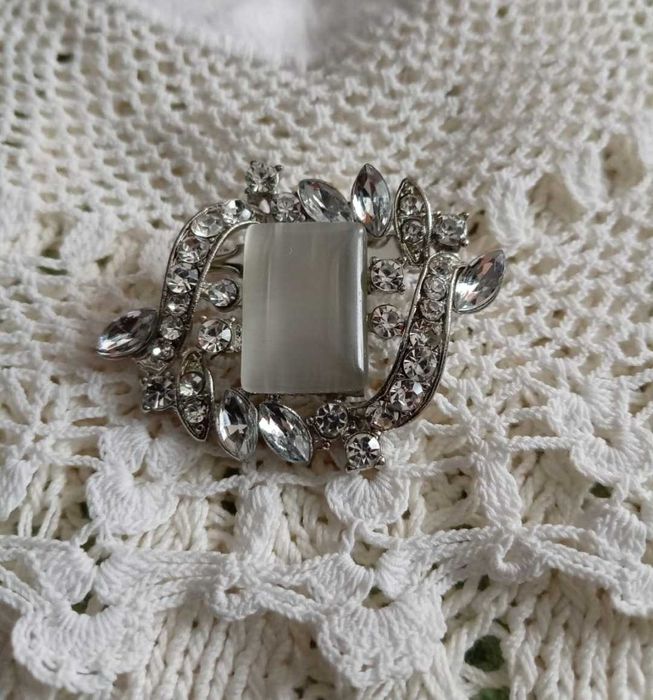 Продам броши и бусы.