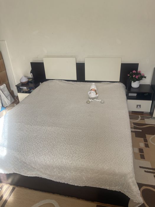 Продавам спалня с матрак и две нощни шкафчета