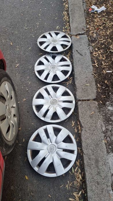 Продавам летни гуми 14 с метални джанти +тасове  за Тойота ярис
