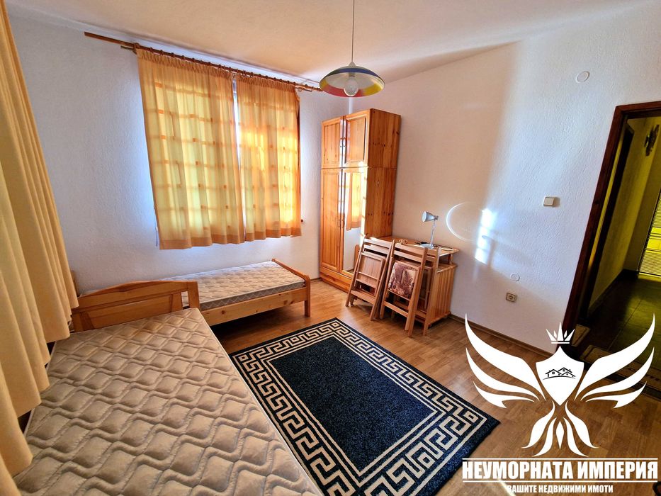 Двуетажна къща с гараж 300РЗП с 900кв. двор село Нови Извор