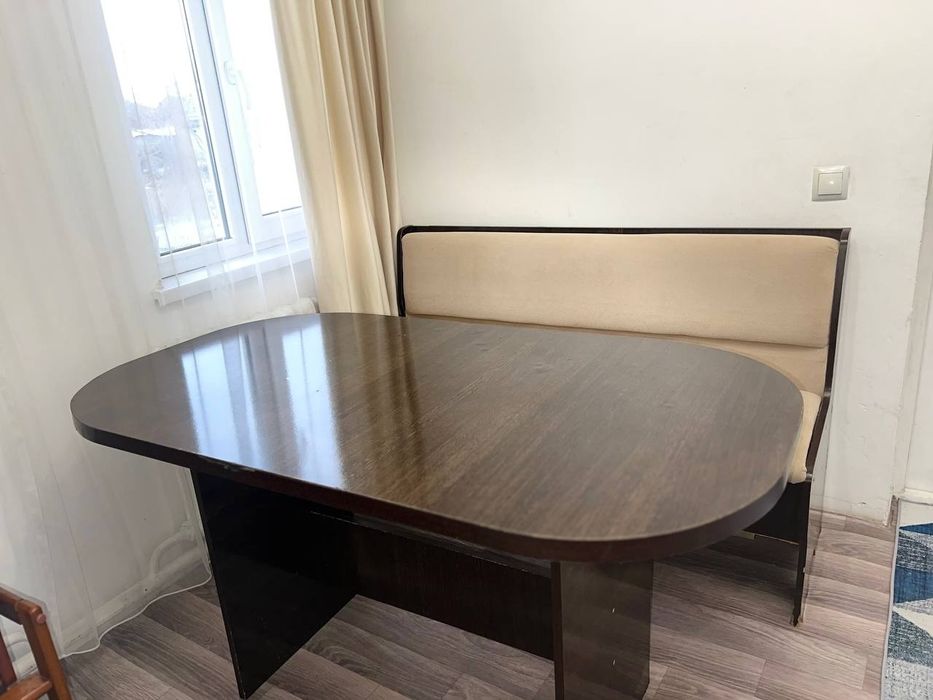 Стол орындығымен сатылады