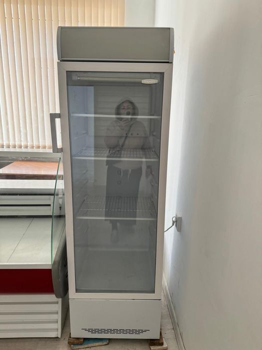 Продаю витринный холодильник для напитков