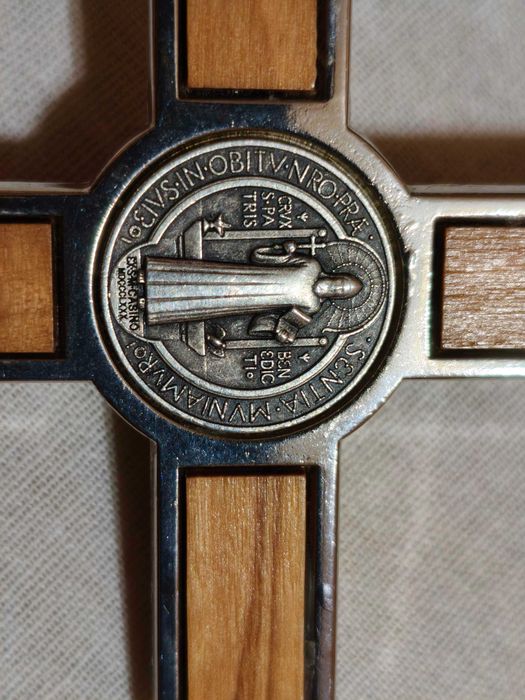 Cruce de perete din lemn de măslin cu Sfântul Benedict, 19 cm