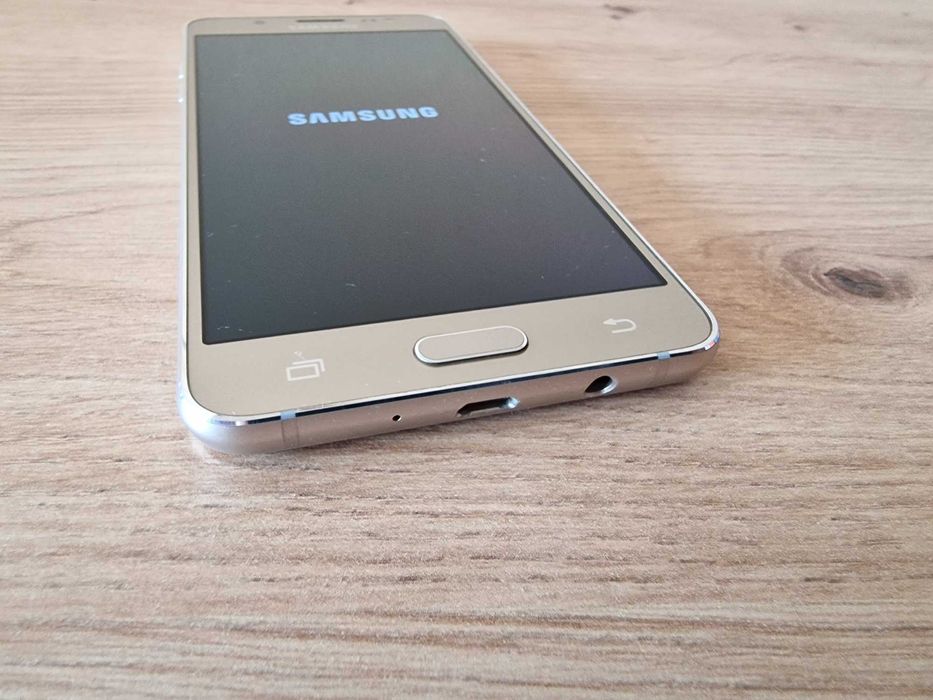 Телефон Samsung Galaxy J5
