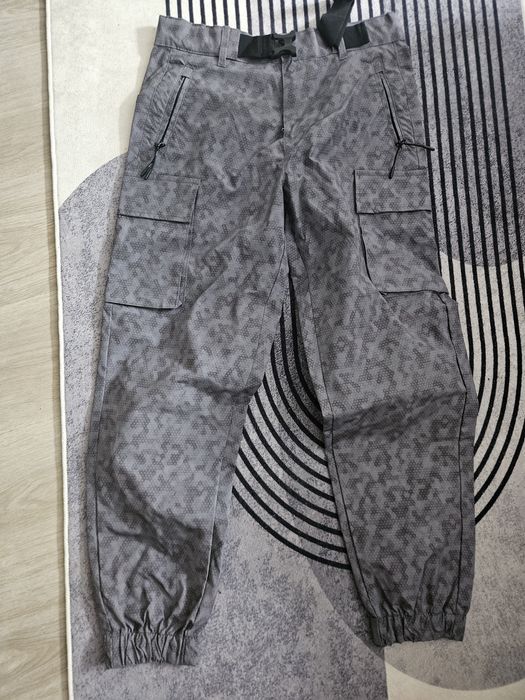 Pantalon Cropp jogger fas gri armata buzunare laterale fermoar si capse