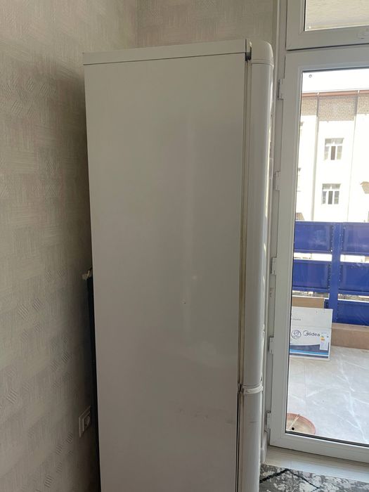 Продается холодильник Indesit.