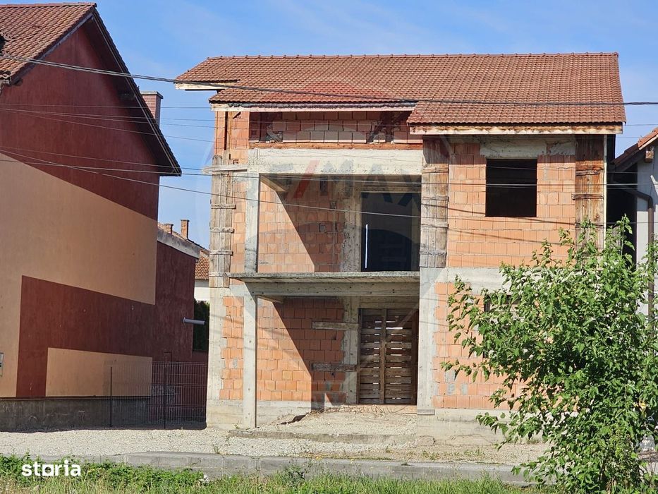 Casa la rosu