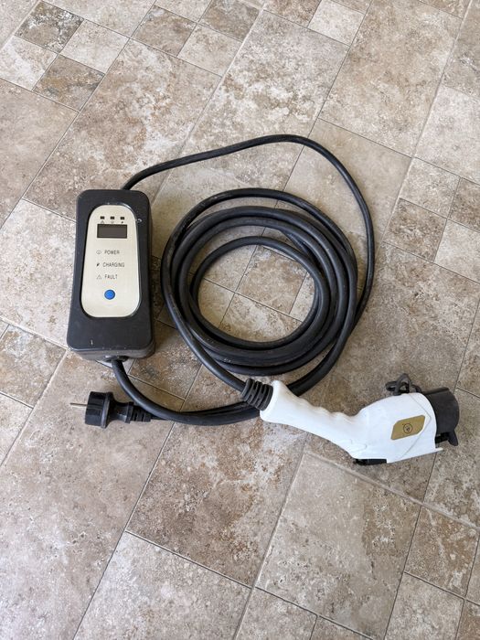 Vand incarcator auto type1 conectabil la priza