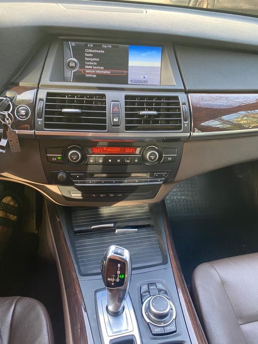 Vand bmw x5 3000 cm 2010 sau schimb cu vw T5 sau T6 cu locuri