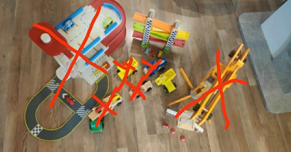 Продавам - дървени играчки кран, самолет, паркинг и др.