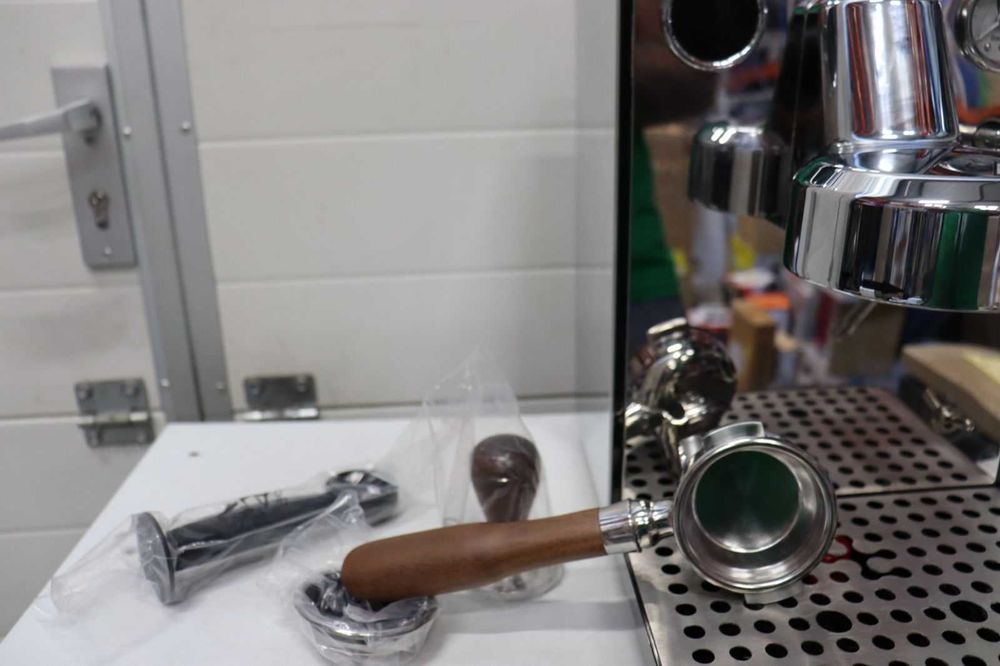 Cecotec Barista Baristeo Intima Еспресо машина Професионална машина за еспресо Barista, система за предварително запарване, помпа 15 бара, 1.7 л