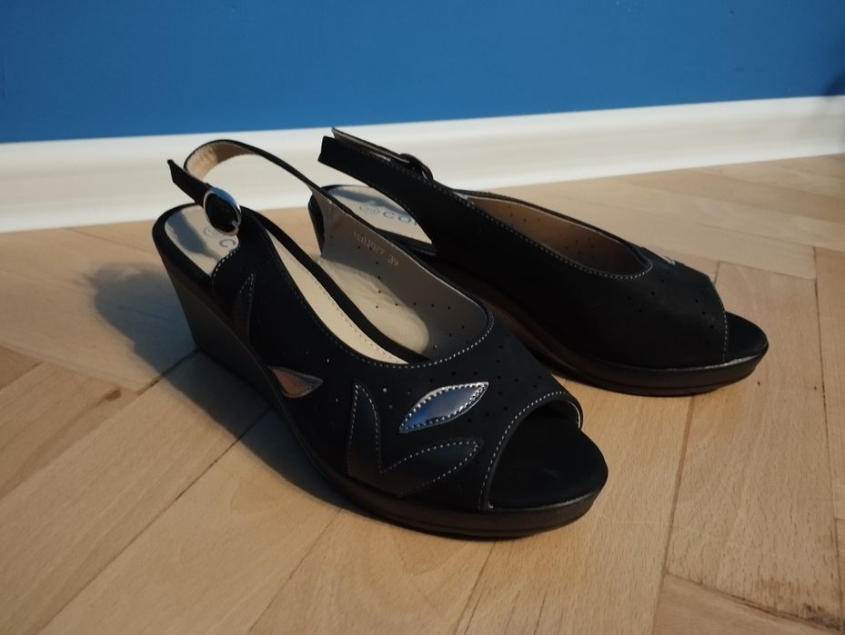 Черни сандали от велур