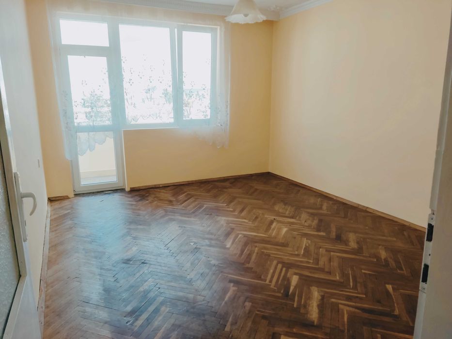 Продава  четиристаен с гараж в центъра