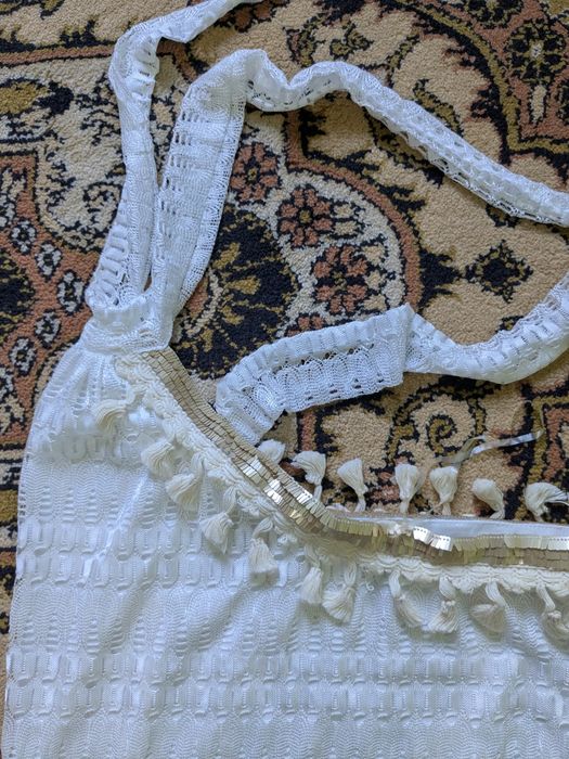 S. Nou. Maiou (top) pe un umăr