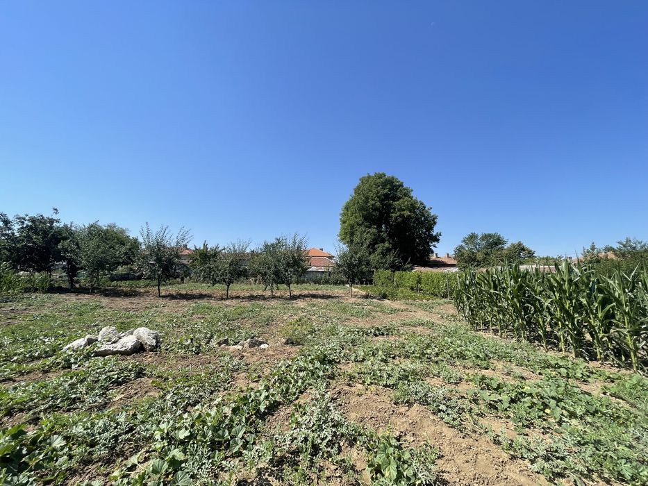 Продава КЪЩА с гараж и двор с.Межден