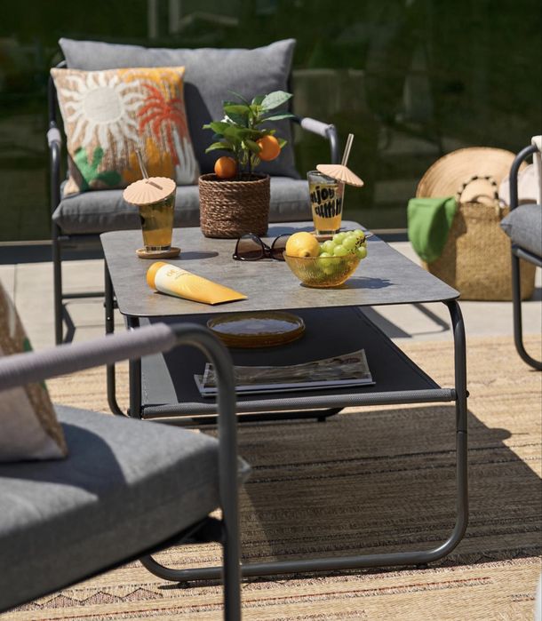 Градинска маса със стъклен плот