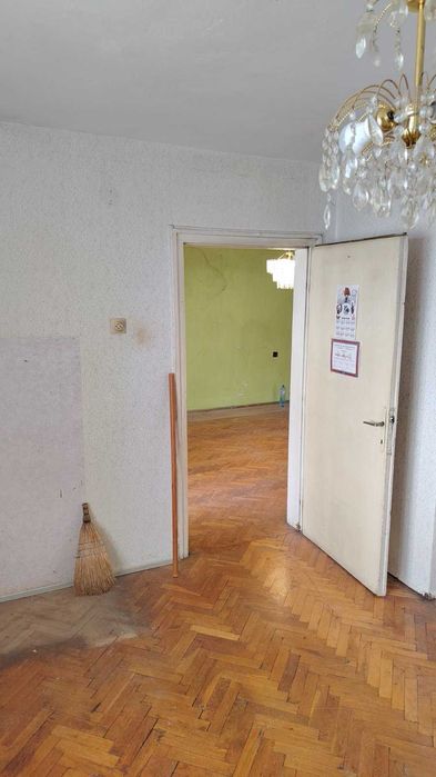 Продава 4-стаен апартамент гр. Шумен