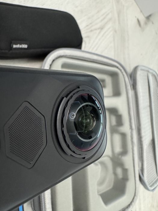 Insta360 X5 Essential Kit 360° 8K + аксесоари (Гаранция до 14/11/2027)