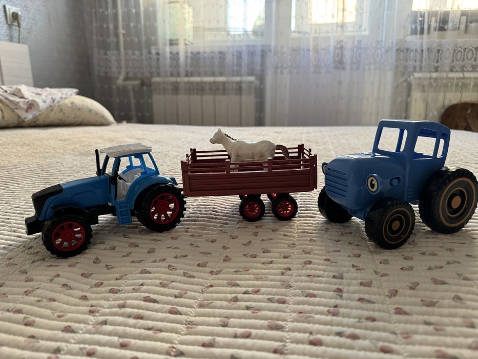 Продам 2 синих трактора