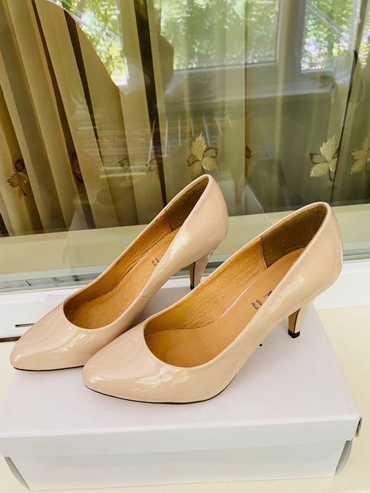 Pantofi de piele lacuita