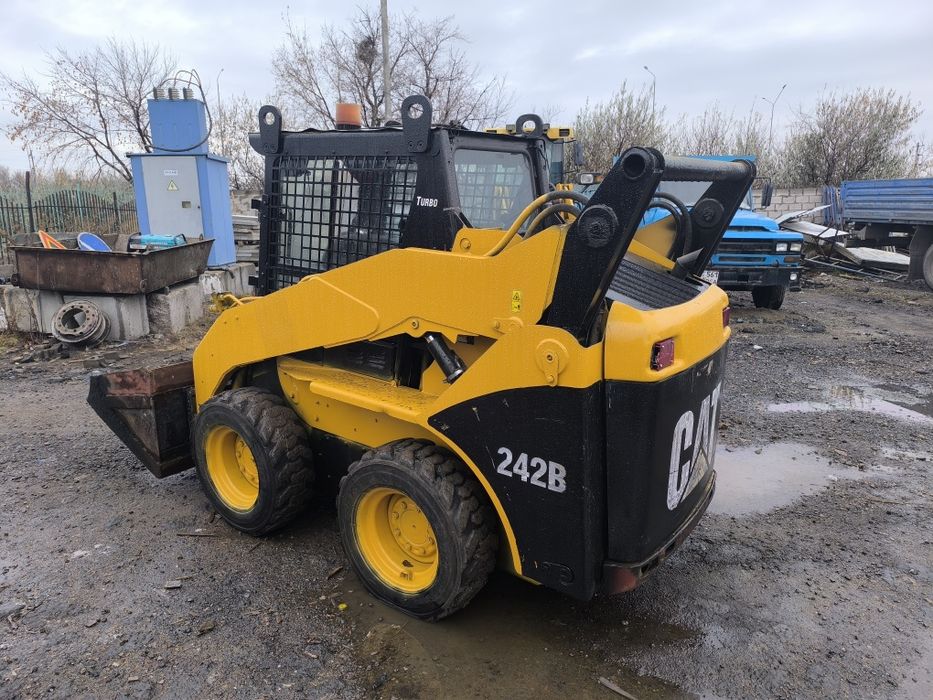 Мини погрузчик CAT 242B
