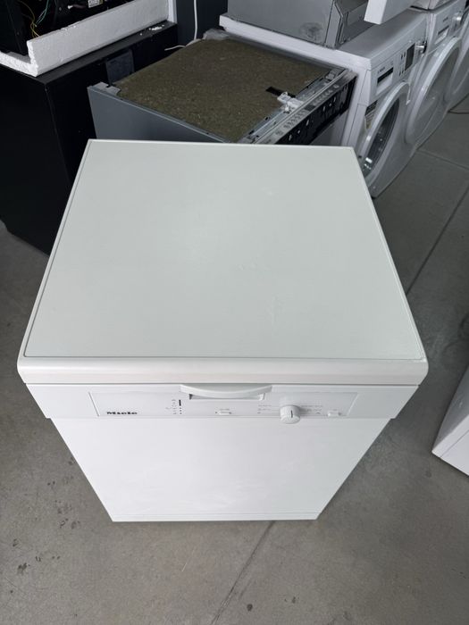 Свободно стояща съдомиялна MIELE 60/см с три кошници.