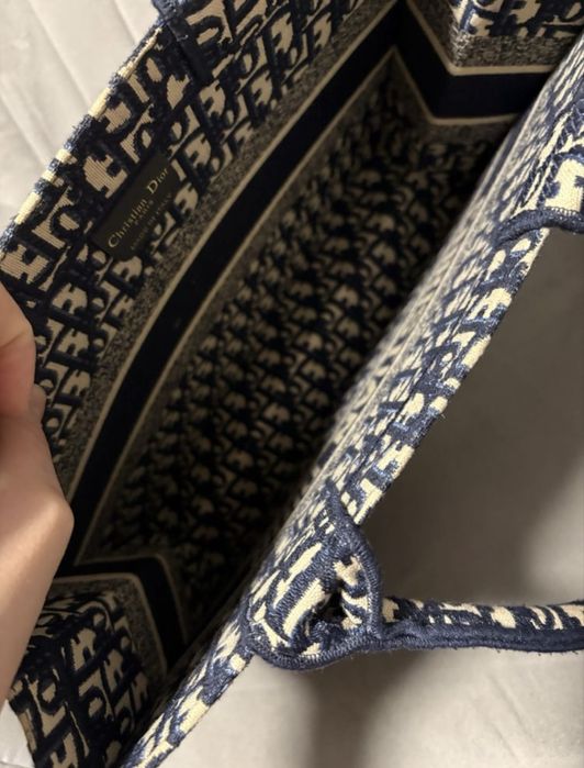 Geanta Dior este noua nefolosita.