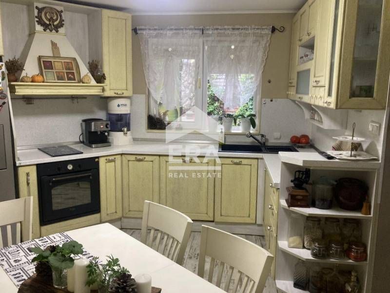 Ексклузивна триетажна обзаведена къща за продажба, район "Аспарухово",