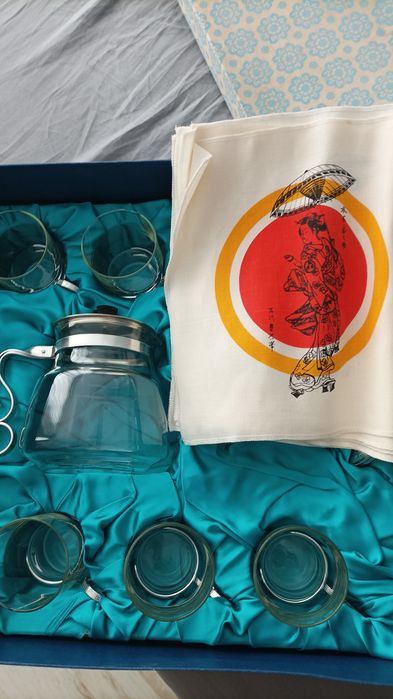 Продавам сервиз за чай от закалено стъклп
