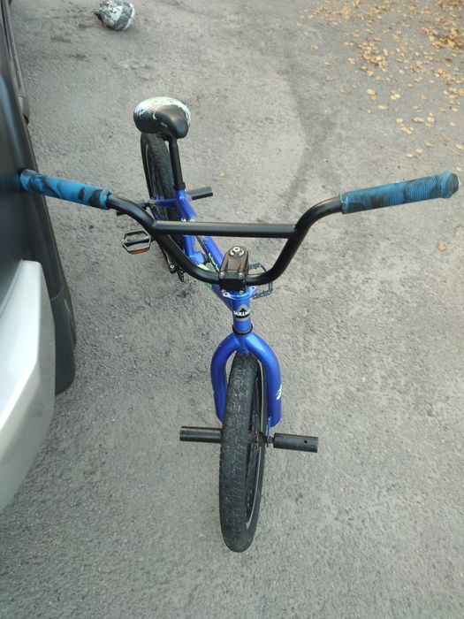 Велосипед BMX в хорошем состоянии.