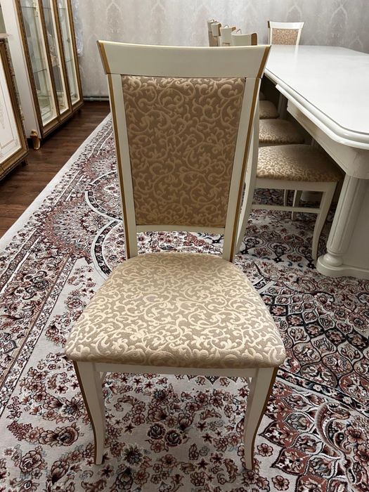 Стол, стулья , мебель для гостиной