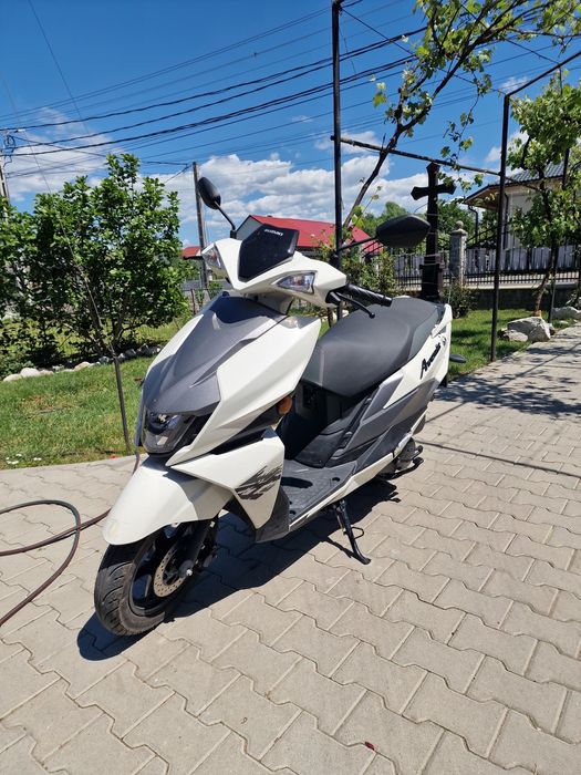 Scuter Avenis 125