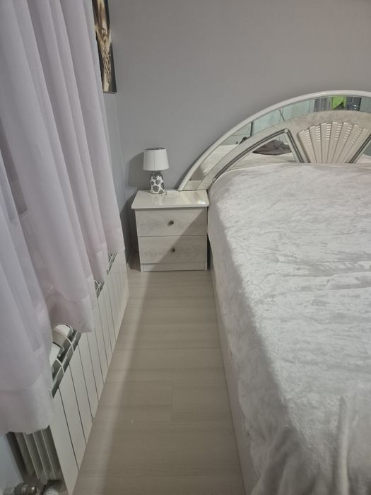 Спалня ,нощни шкафчета и тоалетка