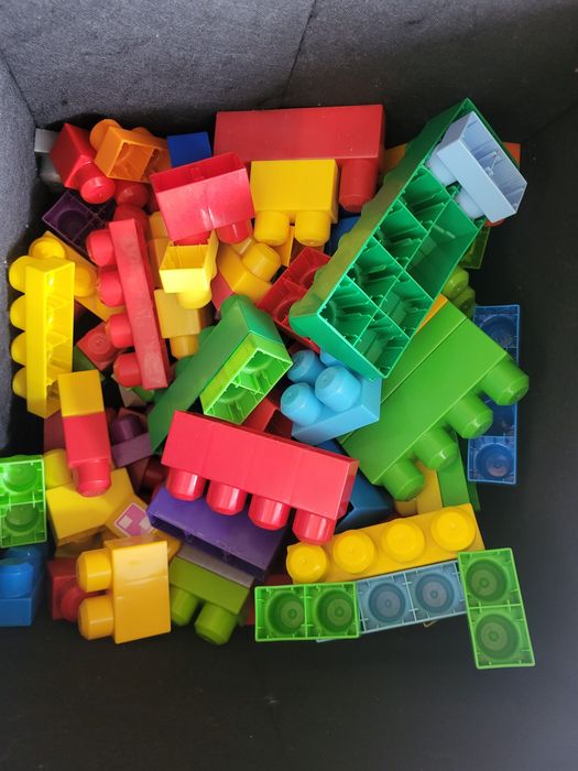 Masă, mașină muzicală, basculanta Megablocks + multe cuburi diferite