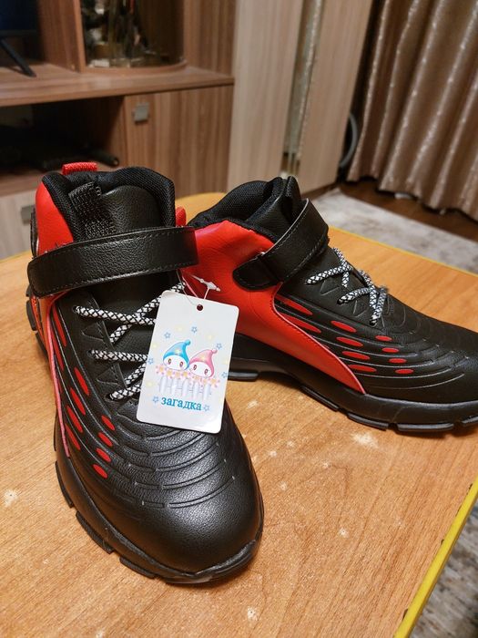 Продам осенние кросовки на мальчика