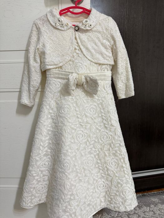 Платья нарядные.