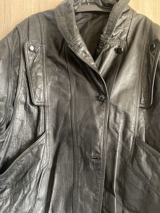 Jachete din piele culoare neagra si alta culoare maro