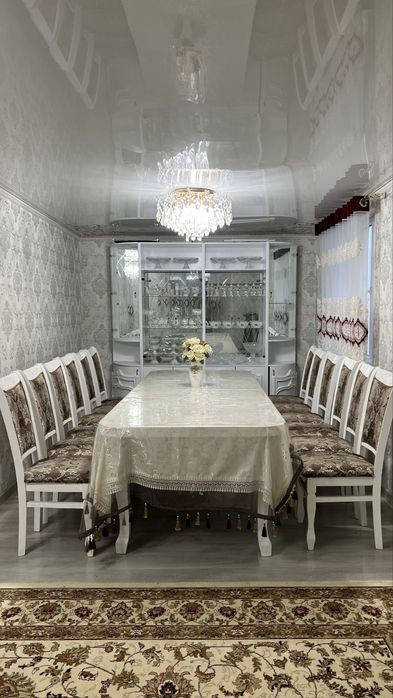 Стол, стулья, сервант