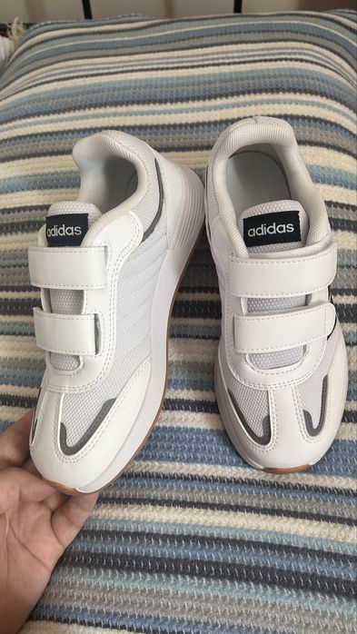 Продам новые кроссовки Adidas