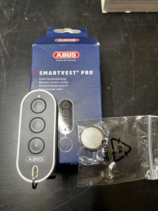 Telecomandă ABUS Smartvest Pro pentru sistem de alarmă wireless – buton de panică, se poate atașa la chei – alb, negru