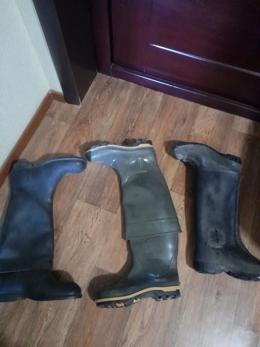 Резиновые сапоги,слева чёрные проданы.
