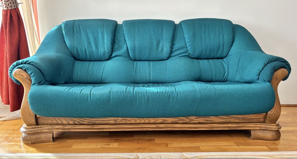 Canapea 2 persoane, canapea 3 persoane, masă rotundă cu 4 scaune