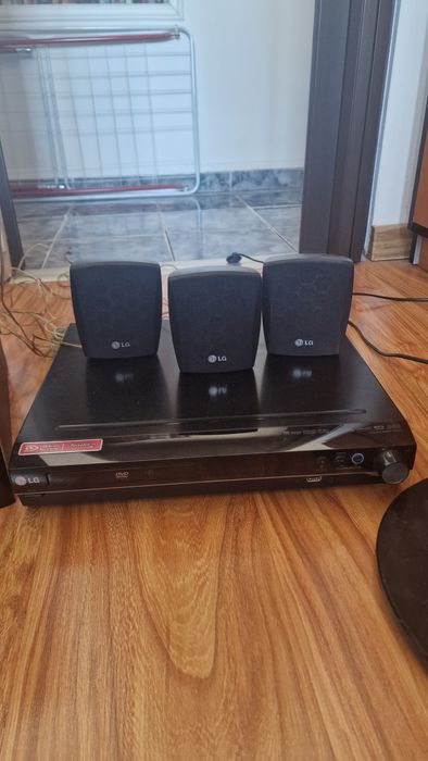 LG Sistem audio 5.1 echipat cu DVD player.
