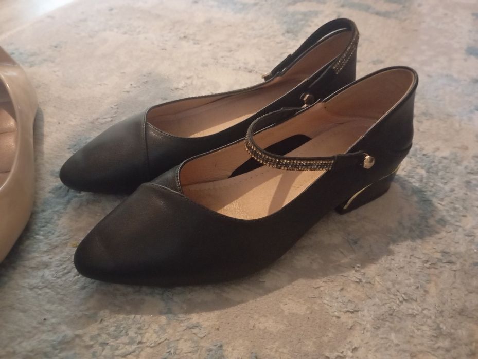 Продам женскую обувъ