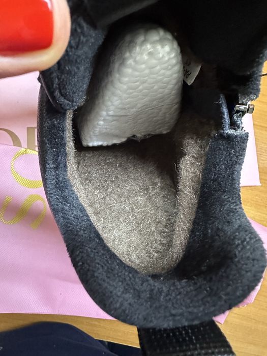 Продаются новые женские  кроссовки с утеплением